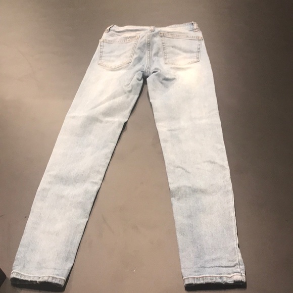 Slightly white washed blue jeans - Picture 2 of 3